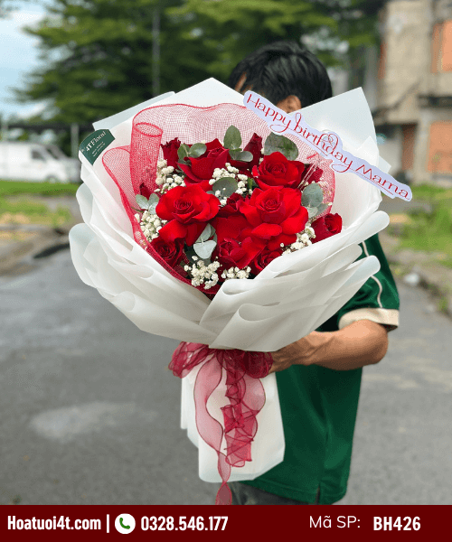 Bó hoa màu đỏ giấy trắng